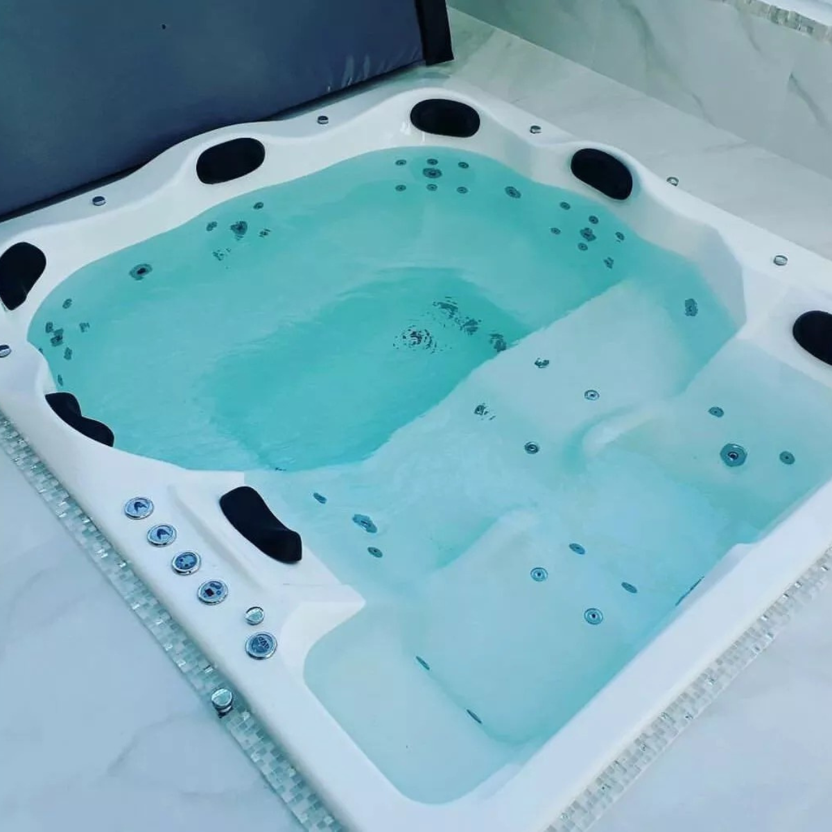 SPA 7 LUGARES COPACABANA  C/ Aquecedor, Iluminação, Tratamento de Agua, Pré Instalado